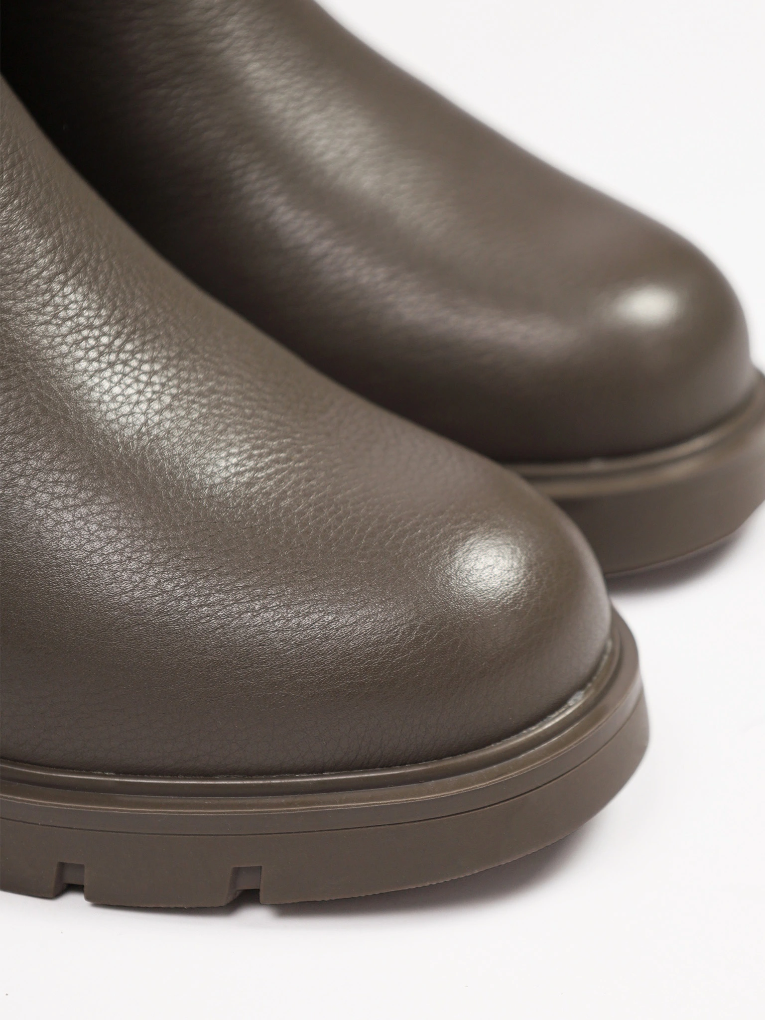 Сапоги серого цвета на рельефной подошве